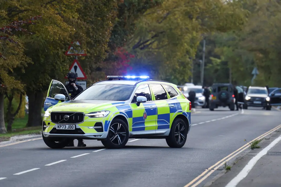 Vários suspeitos foram detidos pela polícia britânica em Whelford por movimentar explosivos perto da base aérea de Fair…