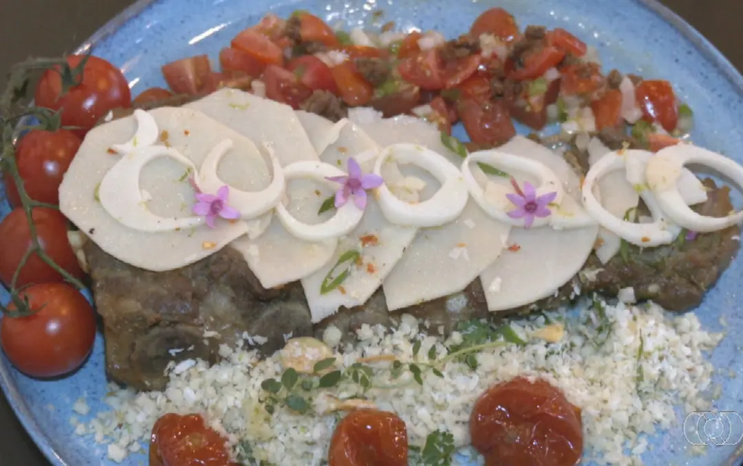 Chef Gilmar ensina costelinha com guariroba, misturando técnica francesa em prato regional. É bonito ver a raiz brasile…