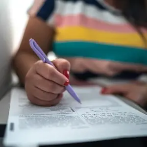 Cinco dúvidas de Português para concursos podem surgir na prova. A gente pondera sobre a função das palavras e a sintax…