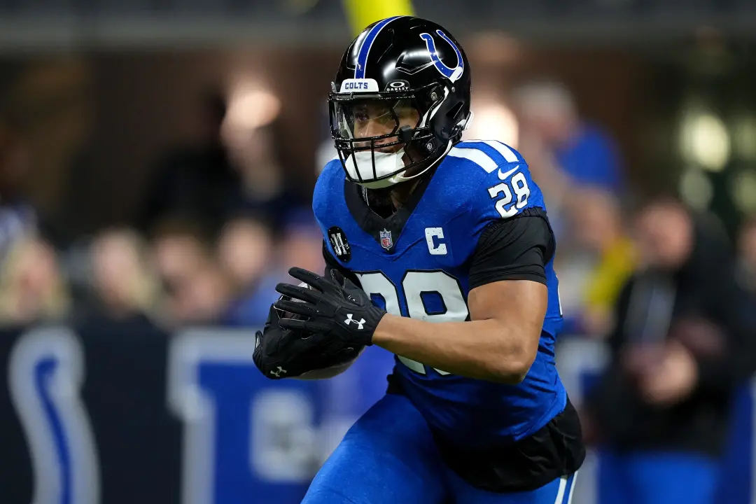 Indianapolis Colts estreia uniforme alternativo Anvil Strike contra Houston Texans na Semana 3. Uniforme cinza e capace…