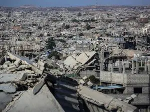 Gaza acumula 61 milhões de toneladas de entulho com até 10 mil corpos soterrados. É um cenário de desolação profunda, o…