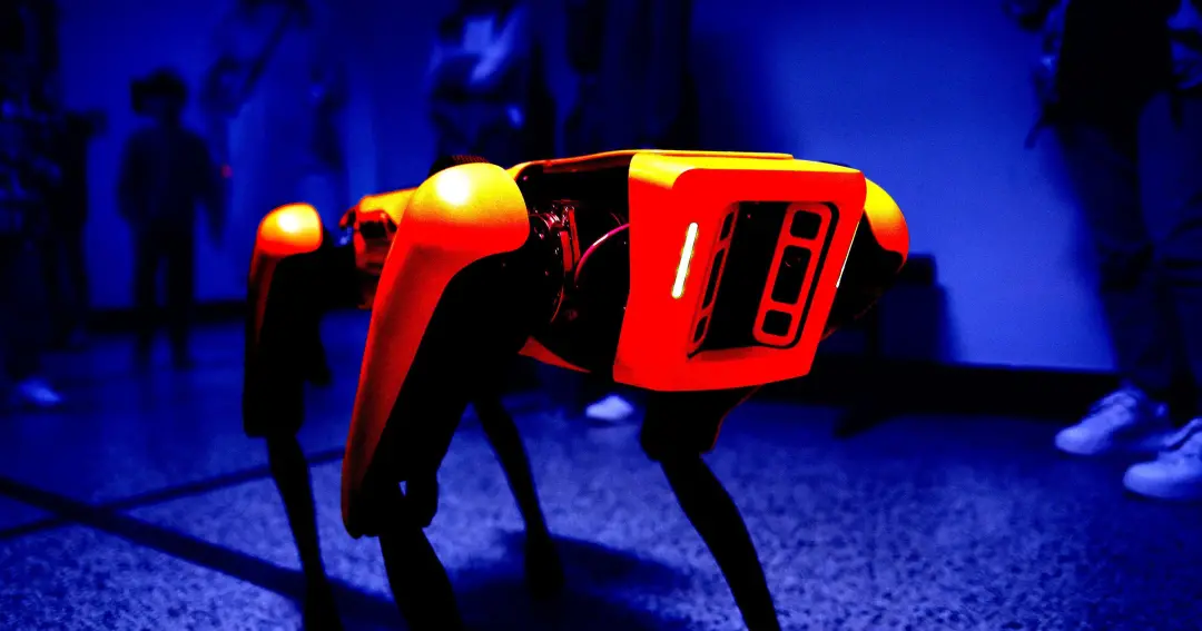 Dois milhões de dólares para o ICE comprar robôs cães da Boston Dynamics. O uso de tecnologia de vigilância avançada ge…