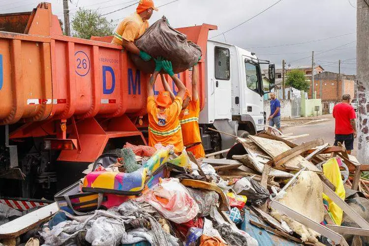 O Projeto Bota-Fora atende oito comunidades em Porto Alegre esta semana, recolhendo móveis e eletrodomésticos para desc…