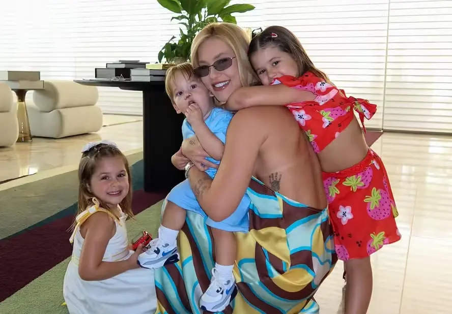 Virginia Fonseca postou fotos com os três filhos, Maria Alice, Maria Flor e José Leonardo, no sábado. Ver a família reu…