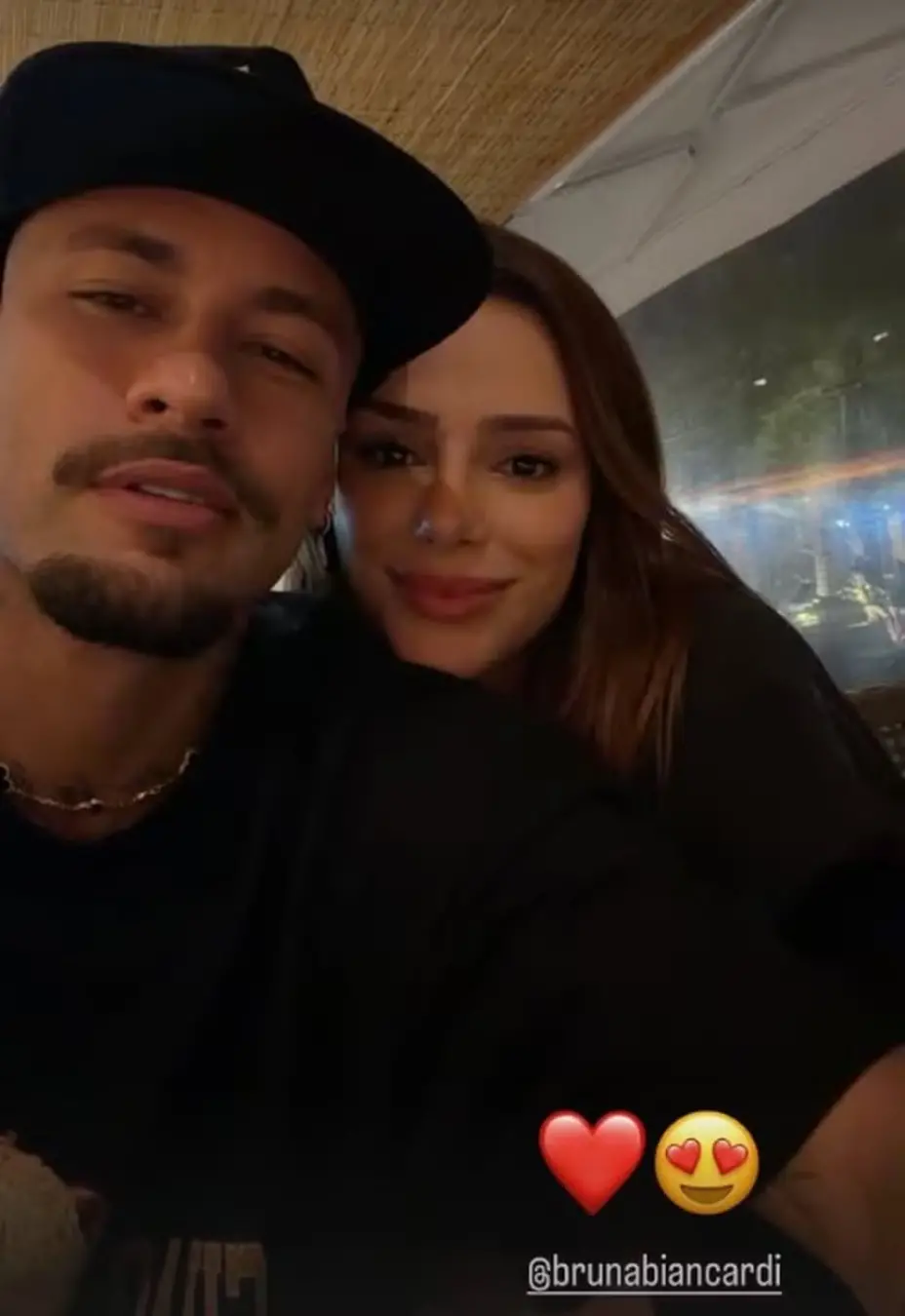 Neymar postou clique romântico com Bruna Biancardi nos Stories no sábado. É bom ver momentos de leveza entre eles, afin…