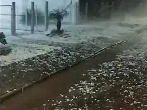 Tempestades com granizo atingiram cidades do Rio Grande do Sul. A Defesa Civil emitiu alerta para a região. É preocupan…