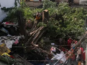 Vinte e sete dias, cinquenta e seis mortos no nordeste da Índia por tempestades. A força da natureza expõe o quanto a v…