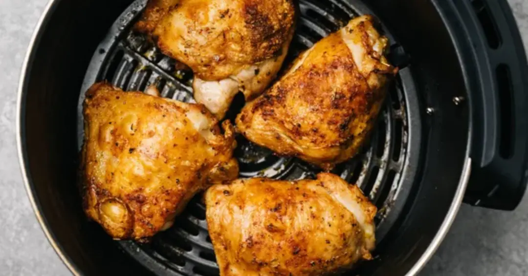 Frango na air fryer com presunto e muçarela dá um jeito rápido de ter algo gostoso na mesa. É prático pra quem não tem …