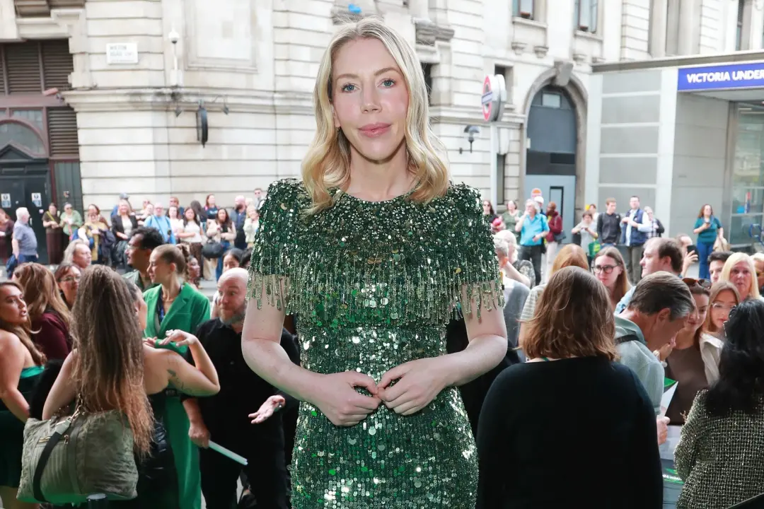 Katherine Ryan apareceu de vestido brilhante, primeira vez desde que pediu desculpas para Victoria Beckham. A situação …