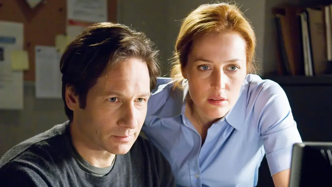 Kiss em The X-Files, no episódio mais ambicioso, quebrou uma tendência frustrante de 6 anos. A cena veio sem pompa, no …
