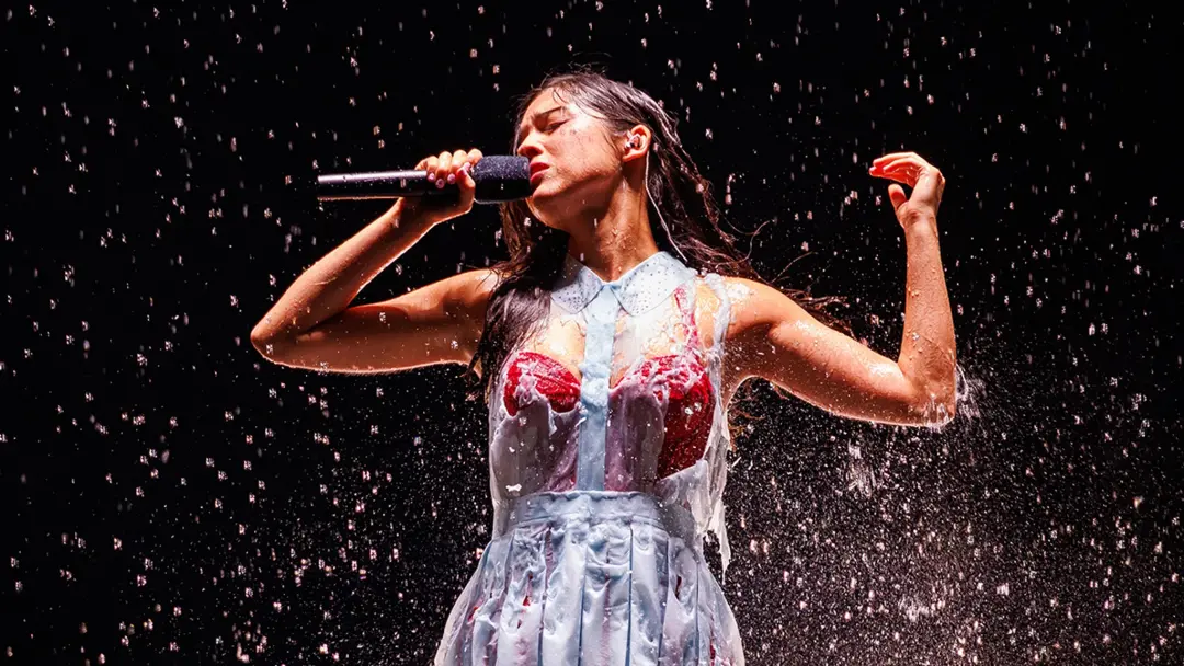 Olivia Rodrigo viu o vestido desintegrar no palco durante show na Costa Leste. A água que caiu não foi culpa do tempo, …
