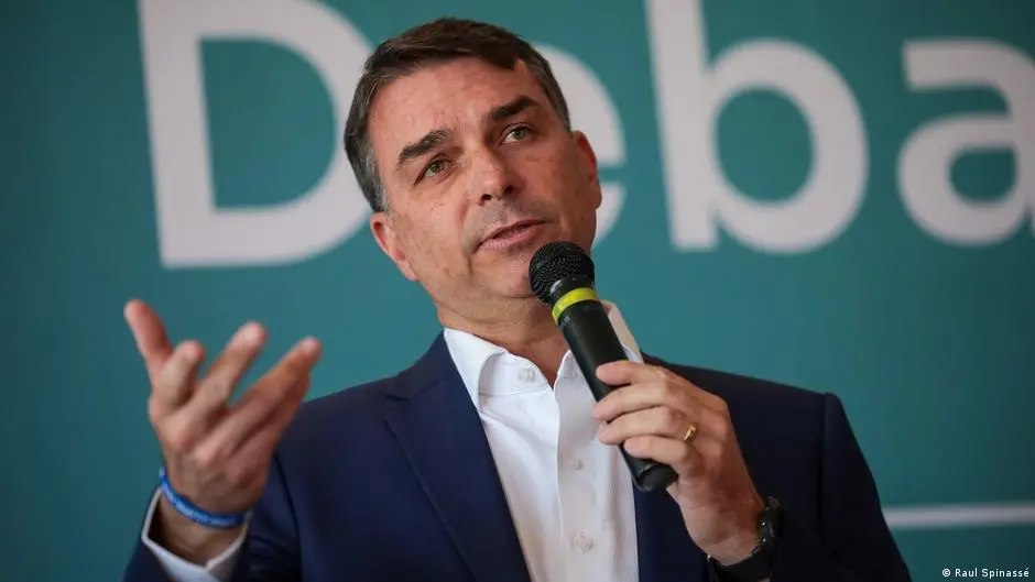 Senador Flávio Bolsonaro pede prisão de servidor da Secom por difundir desinformação sobre a padroeira do Brasil. Acred…