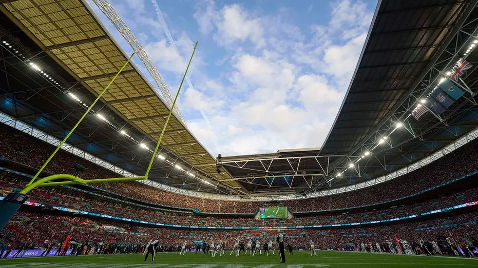 Maracanã, Rio de Janeiro, palco de jogo da NFL, viu trabalhadores usando tesouras para aparar grama. O cuidado extremo …