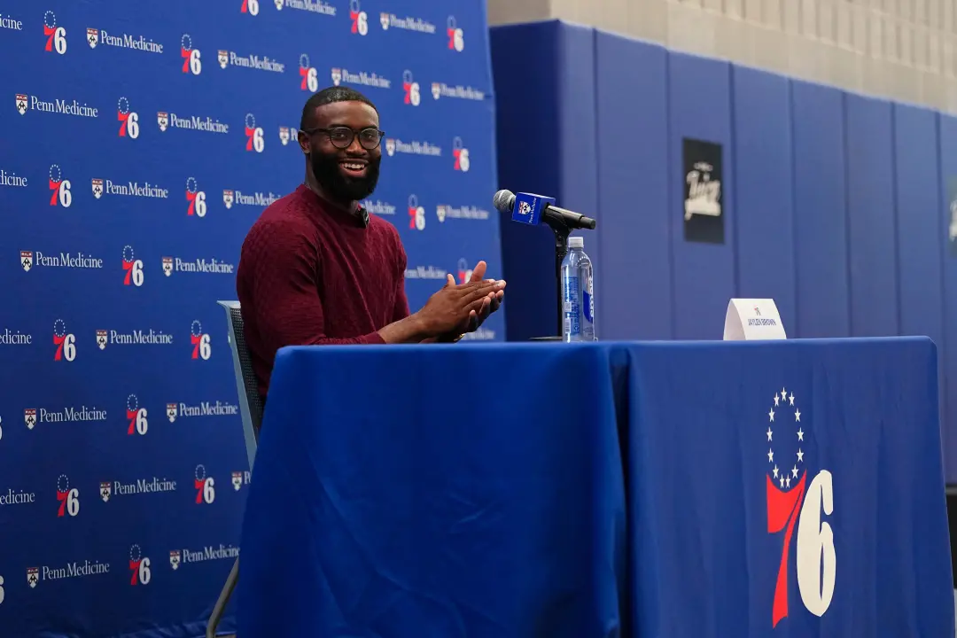 Jaylen Brown fez vários passeios depois de ir para o Philadelphia 76ers, tipo mergulhar de paraquedas no Egito e fazer …