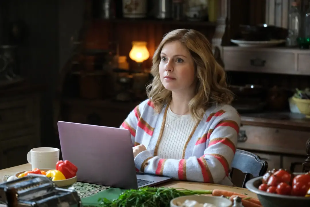 Rose McIver vai sumir no começo da sexta temporada de Ghosts porque tá esperando o segundo filho. É natural que a gente…