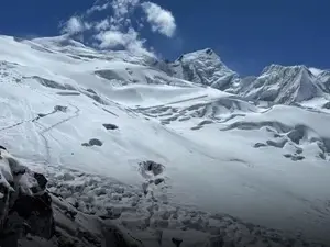Seis mortos no acampamento de Himlung Himal, Nepal, após uma avalanche. É uma tragédia da alta montanha, mostrando o qu…