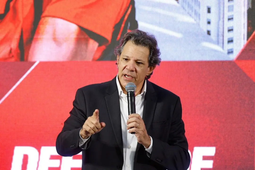 Haddad criticou a postura de intolerância religiosa de Flávio Bolsonaro em ato na Praça da Sé em São Paulo. É impossíve…