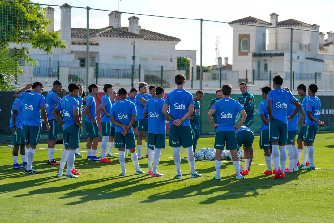 Brasil Sub-20 finalizou a preparação em Espanha para o jogo contra a Dinamarca. Foco em jogadas de bola parada e movime…