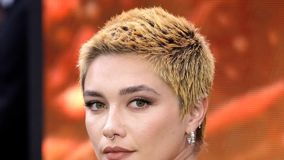 Florence Pugh fala sobre alegações de estupro de gangue envolvendo um estudante de 20 anos e sete membros de fraternida…