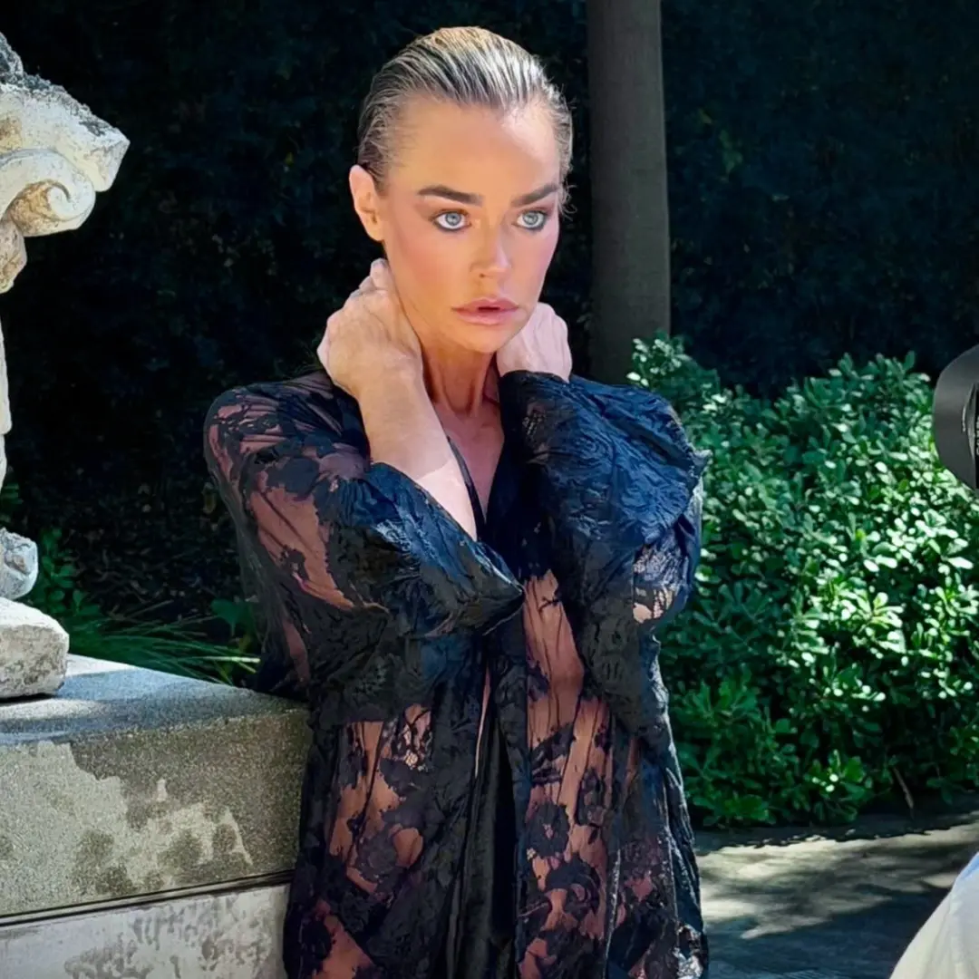 Denise Richards, ex do Real Housewives de Beverly Hills, recria cena de piscina de Wild Things há 28 anos. É impression…