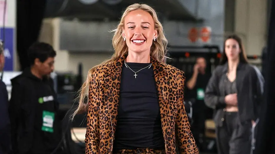 Sophie Cunningham vestiu um casaco de estampa de leopardo nos playoffs da WNBA, na partida contra as Aces. A escolha ou…