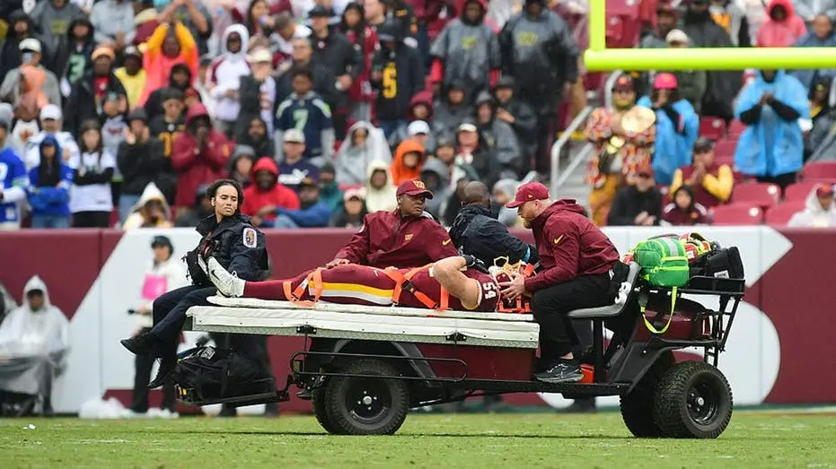 Leo Chenal sofre lesão no pescoço no jogo de domingo contra os Seahawks, sendo retirado do campo. É um susto familiar p…