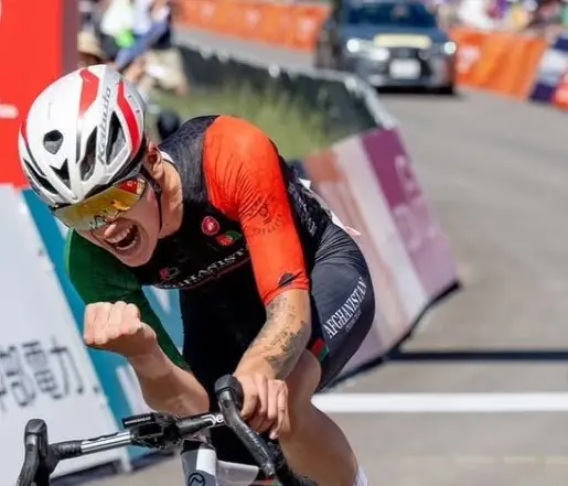 Fariba Hashimi conquistou prata na prova de estrada dos Jogos Asiáticos no Japão. Essa ciclista afegã usou disfarce par…