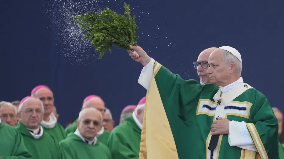 Lourdes recebeu o Papa Leo XIV na visita dele a esse lugar de curas milagrosas. É bacana ver ele se interessando por is…