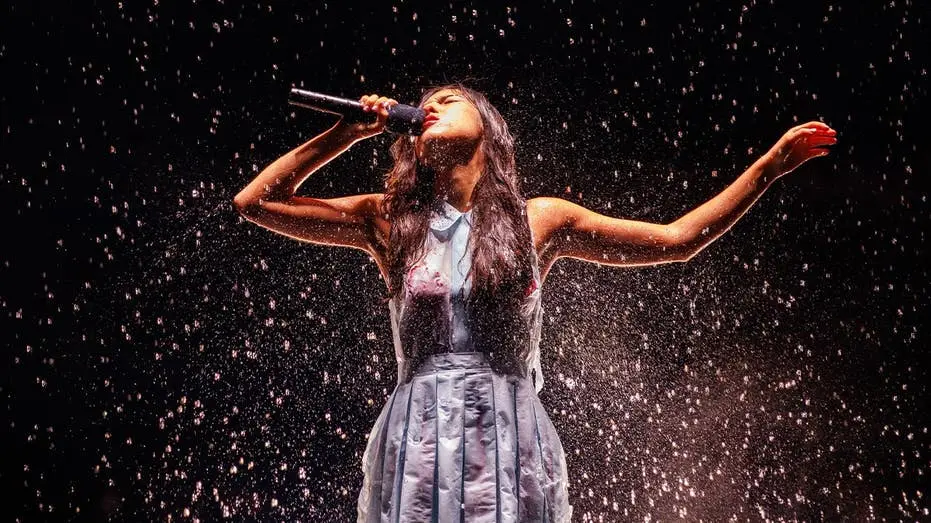 Olivia Rodrigo mostrou um vestido que desaparece durante a apresentação de The Cure na People's Bank Arena em Hartford,…