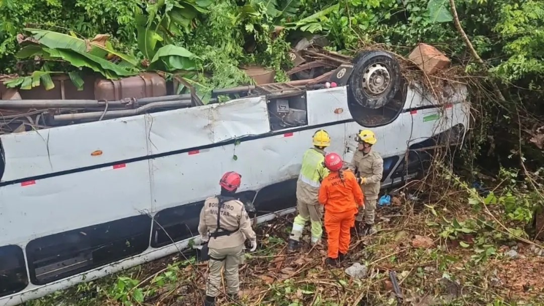 Micro-ônibus caiu na ribanceira da BR-174 em Presidente Figueiredo, Amazonas, deixando 17 pessoas feridas e quatro sob …