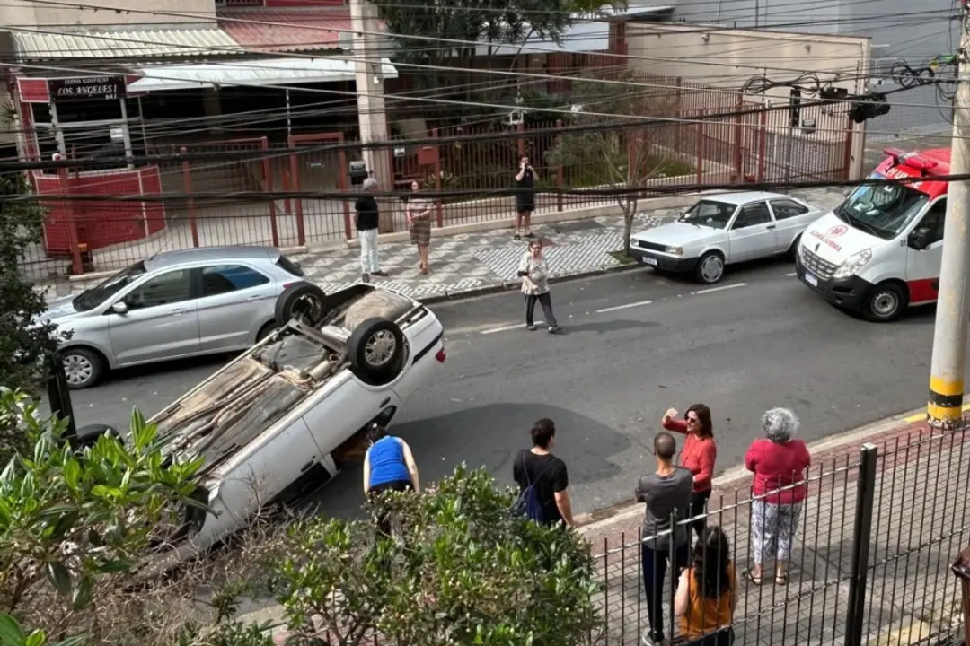 Centro de São José dos Campos teve um capotamento na Rua Euclides Miragaia, e um homem se feriu. Acidentes assim mostra…