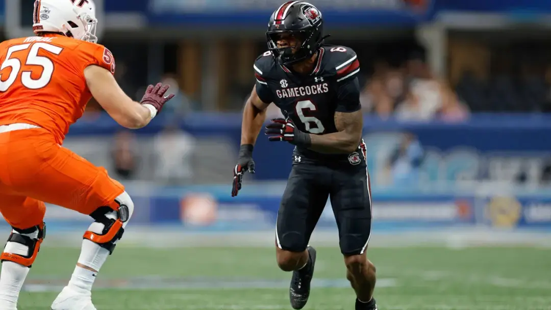 Dylan Stewart foi suspenso indefinidamente por Shane Beamer depois de bater em um jogador do Alabama. Isso é um lance s…