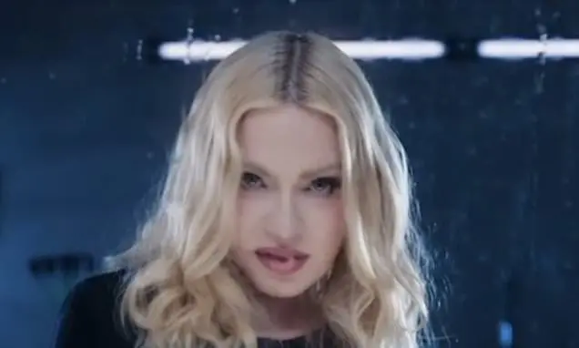 Madonna fez um retorno no MTV Video Music Awards 2026, 23 anos depois do beijo com Britney Spears. A performance dela, …