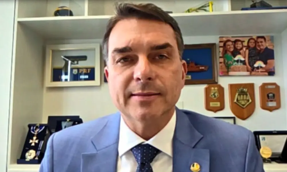Flávio Bolsonaro afirmou em Goiânia que o PT usou pessoas da CNBB para espalhar a fake news sobre tirar Nossa Senhora A…