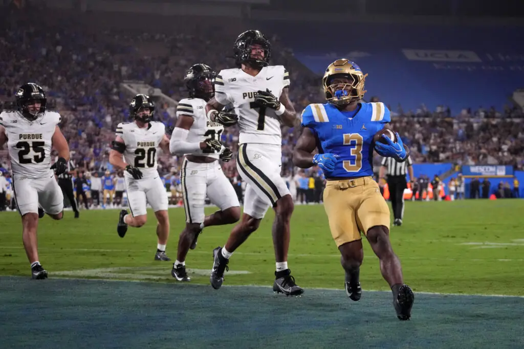 Knight, de UCLA, lidera a Big Ten com 445 jardas e nove touchdowns nas primeiras quatro semanas. É impressionante ver c…