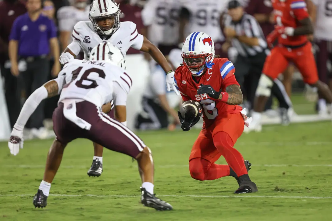 Gerald J. Ford Stadium viu o mesmo jogo duas vezes seguidas, com SMU vencendo Missouri State por 34 a 24. O parecido en…