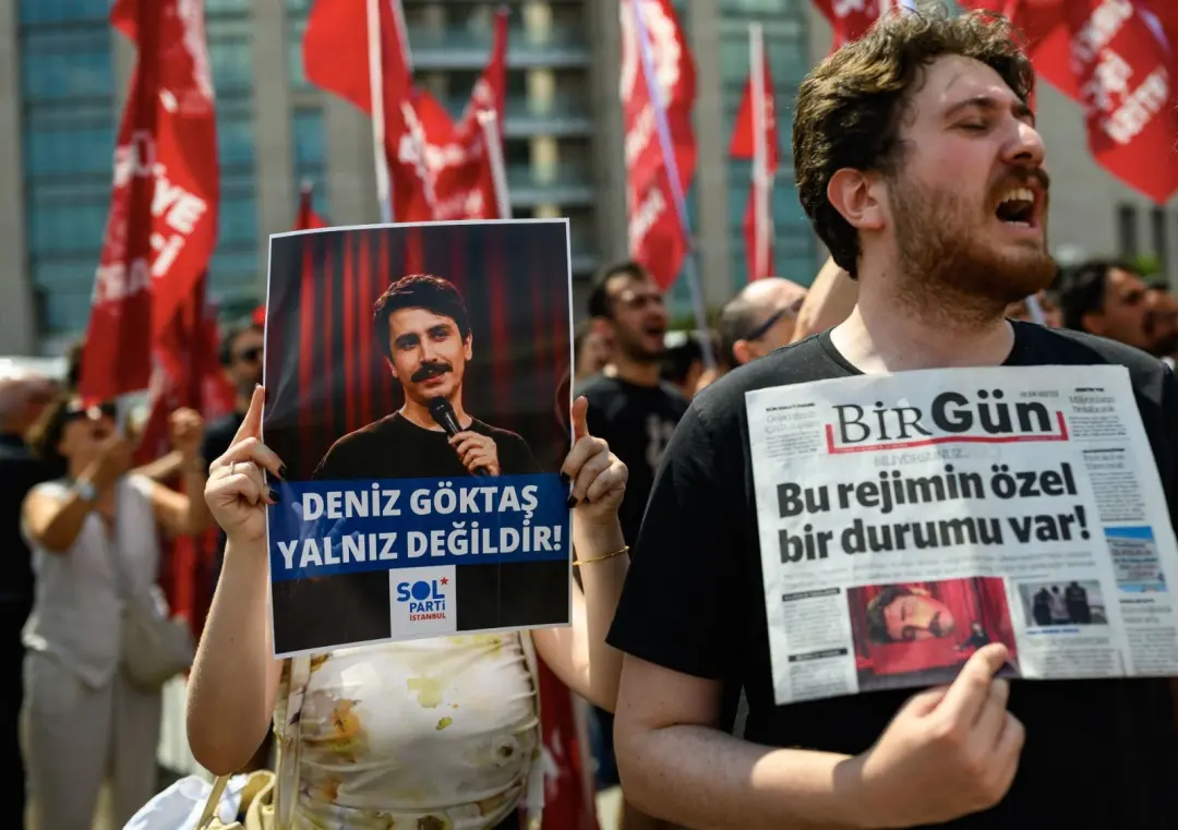 Deniz Goktas, humorista turco, vai a julgamento em Istambul acusado de insultar o presidente e pode levar até 10 anos d…