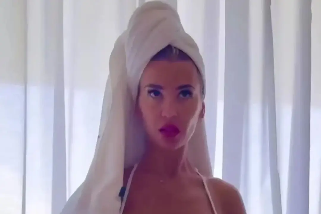 Christine McGuinness apareceu de biquíni em um reel de férias no Instagram. Essa leveza em um momento de descanso mostr…