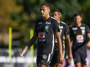 Raphinha de 9 repete escalação no treino da seleção. A repetição sugere uma manutenção de padrões que talvez não esteja…