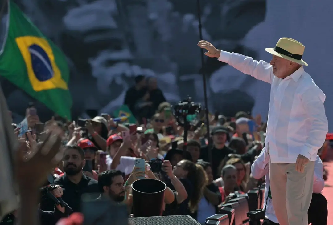 The Economist aponta risco de mais polarização e estagnação no Brasil, criticando o cenário com Lula e Flávio Bolsonaro…