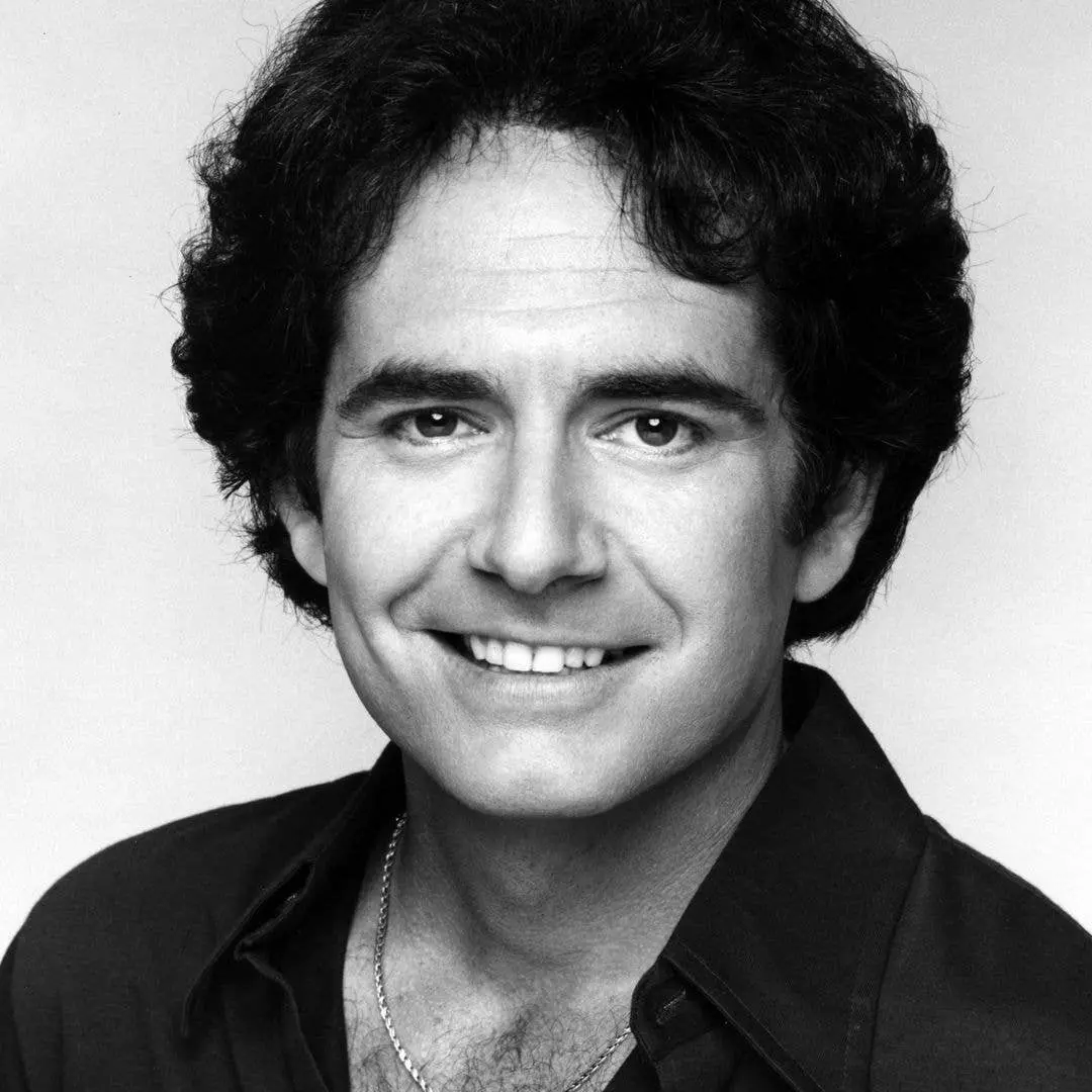 Richard Kline, do Three's Company, tem uma filha que segue os passos dele. Curto muito ver talentos passando no DNA, po…