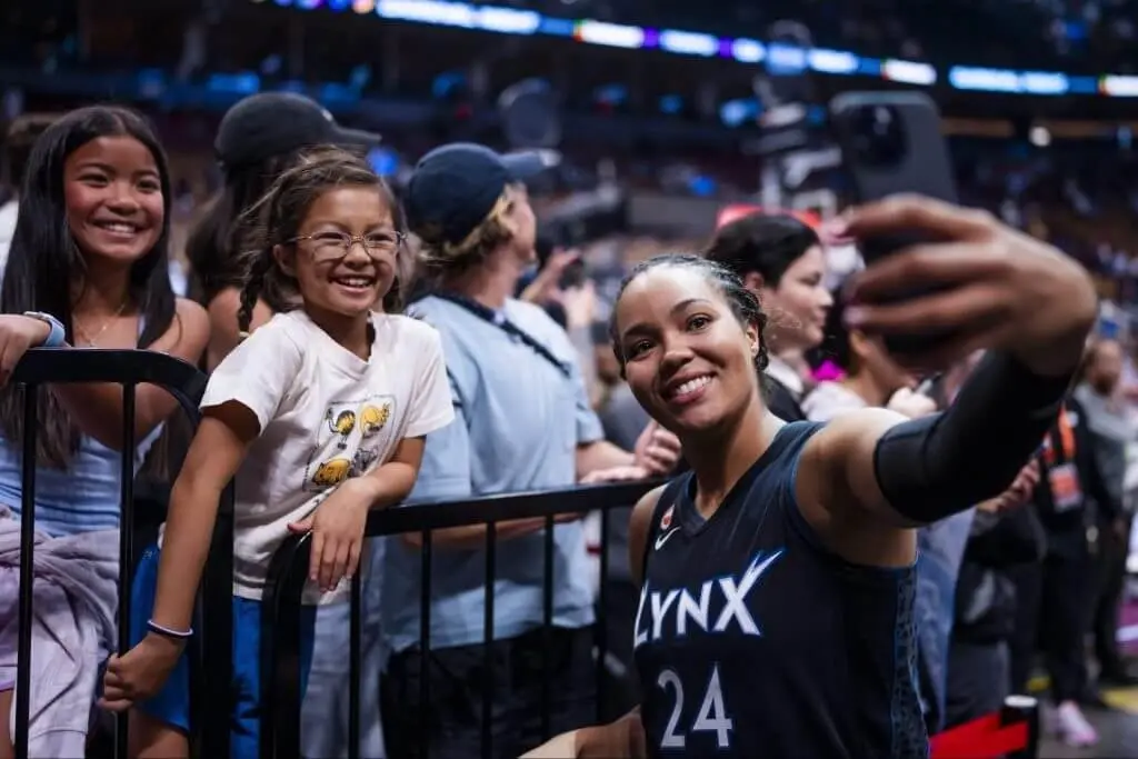 Os custos para ir a todos os jogos dos playoffs da WNBA podem chegar a 3.686 dólares para uma torcedora com dois ingres…