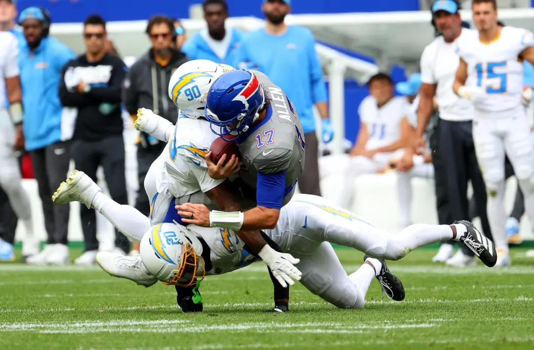 Josh Allen recebeu um impacto considerável no joelho no quarto período contra os Chargers. Alguns especialistas falam q…