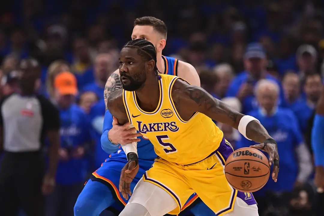 Ayton, o ala-pivô, está em um momento de mudança na NBA, com o treinamento camp começando amanhã. A carreira dele mostr…