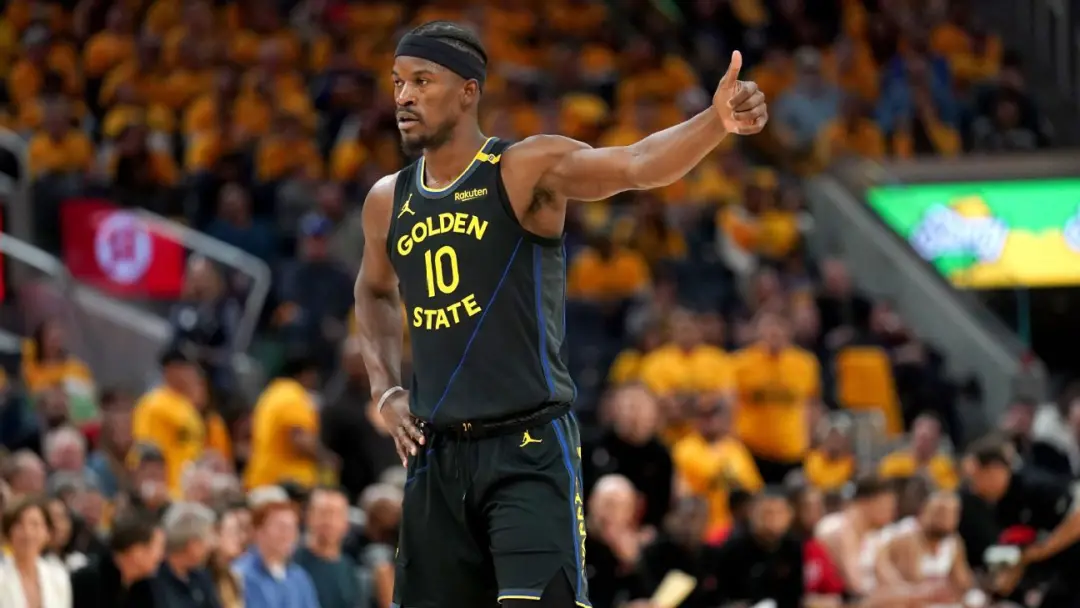 Jimmy Butler, conhecido por visuais diferentes em media days passados, pode aparecer de um jeito novo este ano. A mudan…