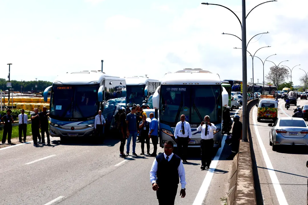 Dois ônibus da Escola Eleva foram abordados por oito criminosos armados na Linha Vermelha. Essa situação de insegurança…