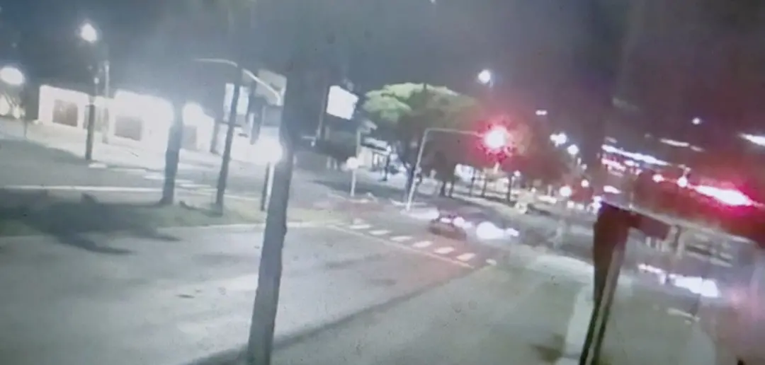 Na madrugada de domingo, em João Pessoa, um motorista de carro furou sinal vermelho e colidiu com um motoboy de 40 anos…
