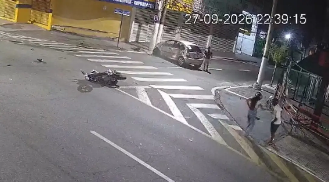 Volta Redonda teve um acidente entre carro e moto no Aterrado no domingo à noite. Uma mulher foi hospitalizada depois d…