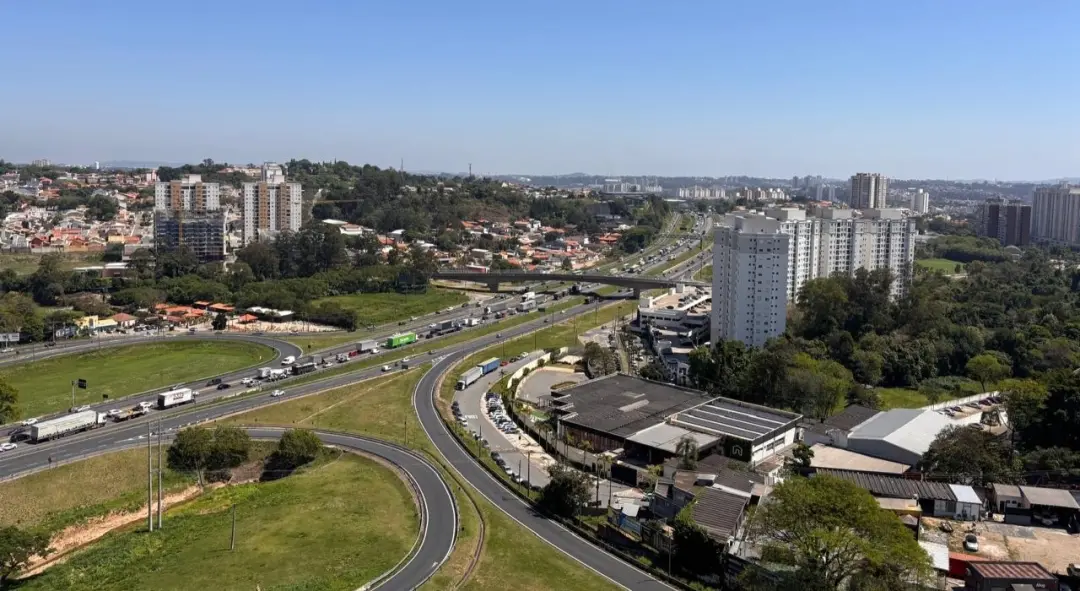 Acidente entre moto e carreta na Anhanguera, em Jundiaí, deixou uma vítima fatal. Um impacto sério gera lentidão de doi…