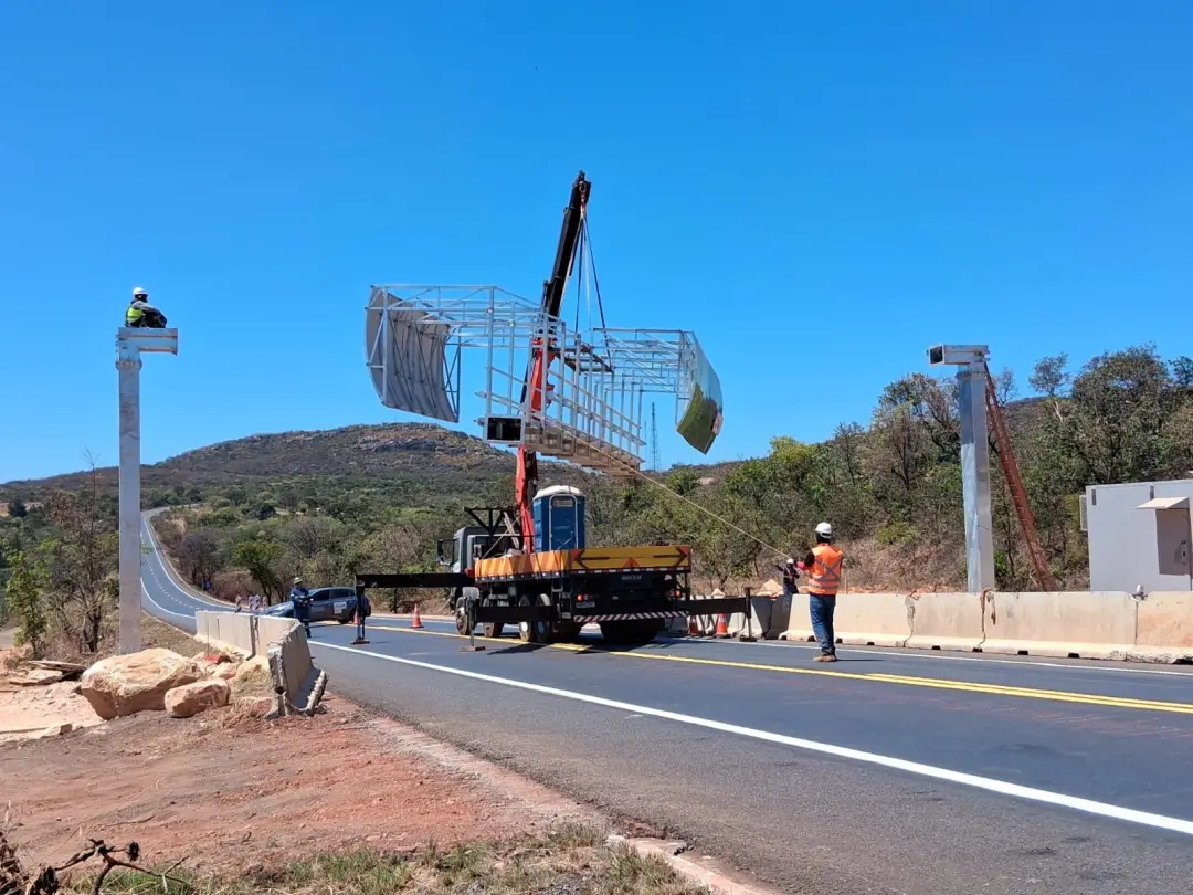 Interdição total na BR-116 em Itaobim nesta terça para içamento de pórtico de pedágio eletrônico. Atraso de uma hora im…
